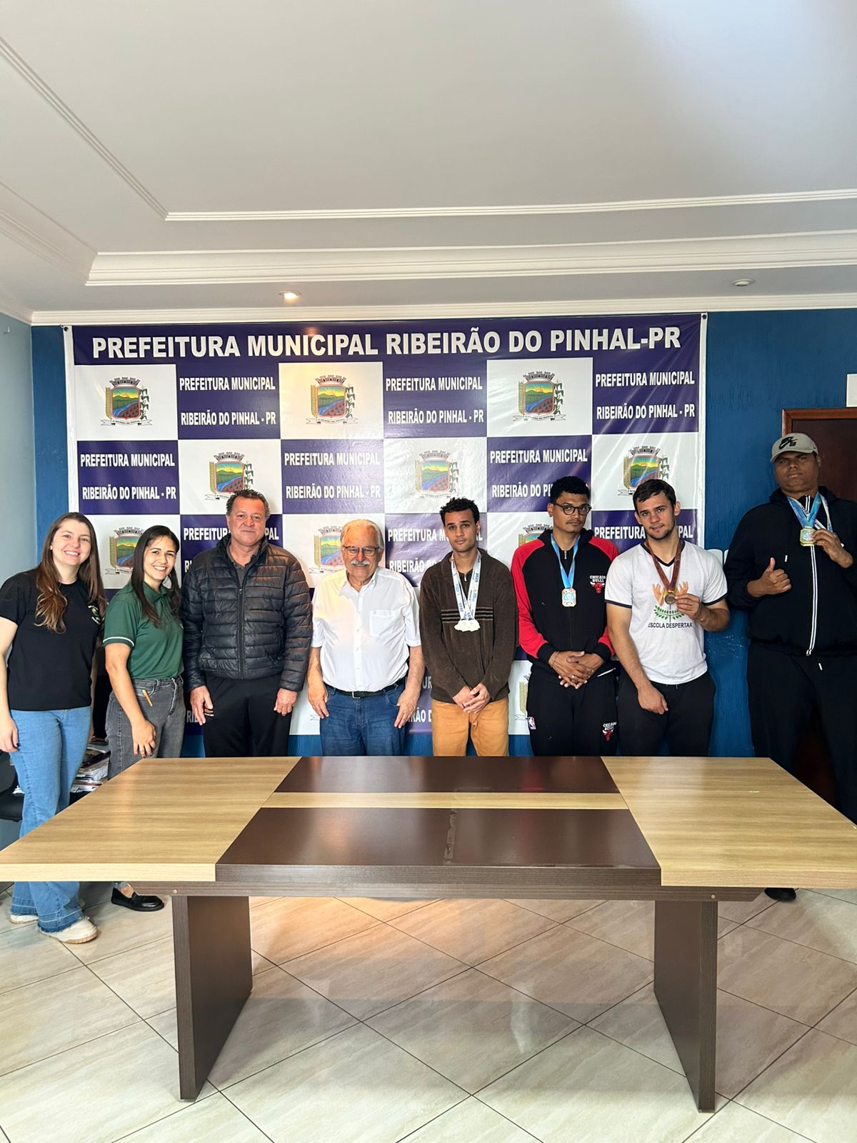 Atletas da APAE visitam o prefeito e celebram conquistas nos jogos escolares e paradesportivos! 🏃🏼‍♂️